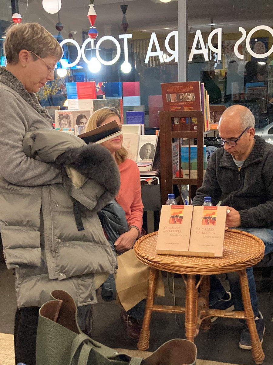 <a href="/saharabubisher/">saharabubisher</a> De todo esto ha conversado #LimamBoisha con el periodista y librero Félix Domínguez en <a href="/SalvajesLibros/">Los Libros Salvajes</a> de #VillaviciosaDeOdon, una librería y espacio cultural donde las lectoras y los lectores han acogido con entusiasmo este encuentro. ¡Gracias! Shucran!
📖issuu.com/kalandraka.com…