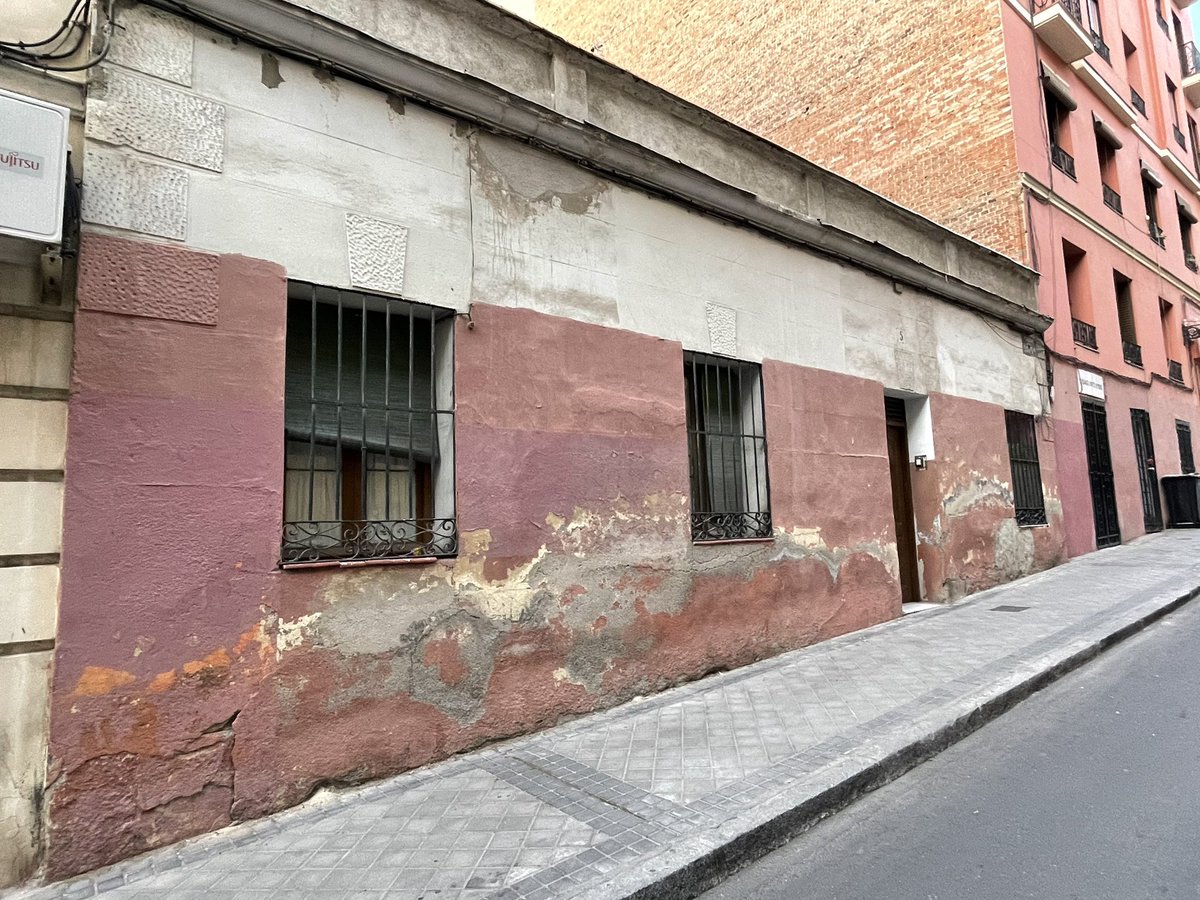 bgamezf's tweet photo. Hace unos meses se demolió este edificio de Chamberí. Pero no era un edificio cualquiera. Los que habéis tenido la (mala) suerte de pasear conmigo por la zona, ya os habéis tragado esta historia: “Chamberí era un arrabal”…. y la pérdida de su último vestigio merece un hilo 🧵 https://t.co/vokQoJjeaS