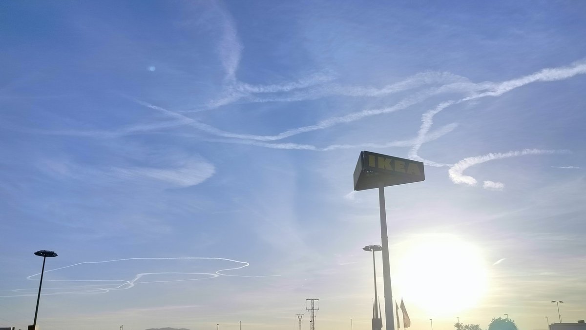 GeoingenieriaMu's tweet photo. Gracias a esta aeronave de gran Bretaña por ser uno(los otros no aparecen en flightradar) de los partícipes en dejar el cielo echo una basura tóxica. https://t.co/M2EK3dBQ1B