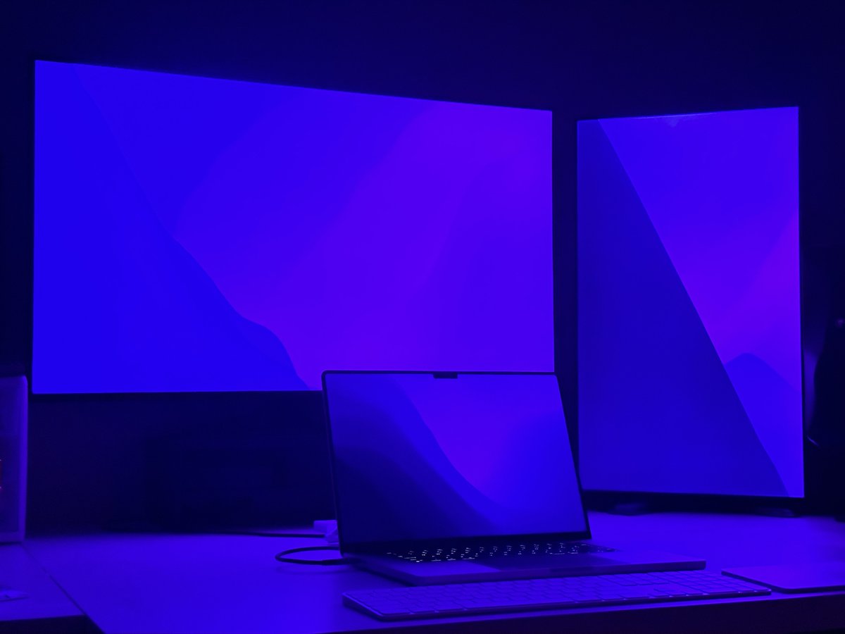 M1Maximum's tweet photo. Happy Monday! Let’s see your Mac setups!

Here’s mine (back when it was clean anyway 😅) https://t.co/5CDmEnvL6C