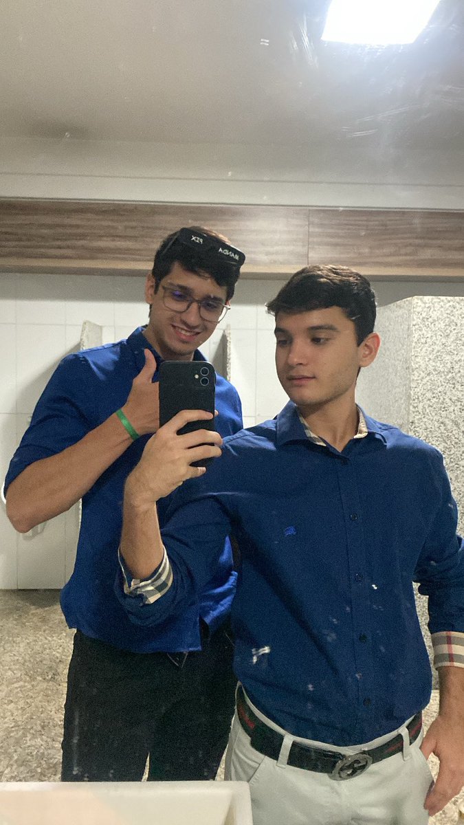 joaomlr_'s tweet photo. Alguém tira esse mano da minha foto https://t.co/djKY4MeuIt