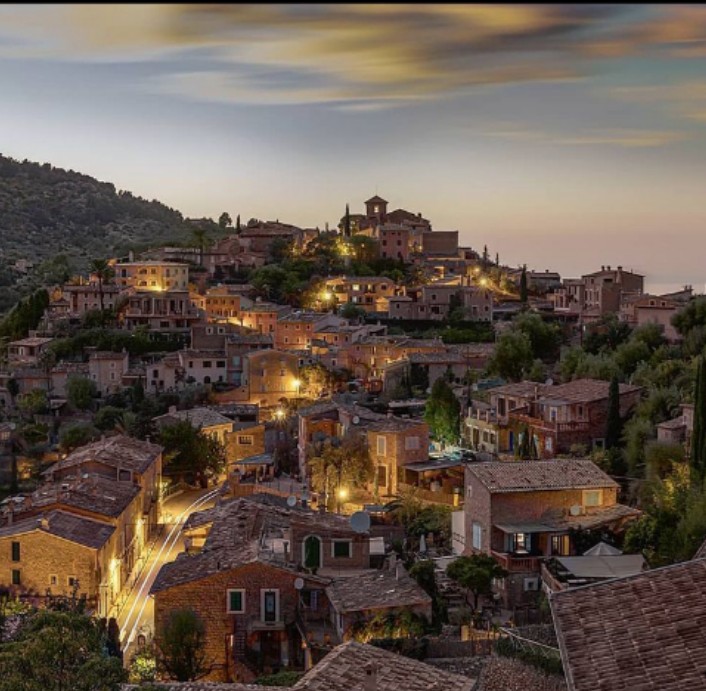 Deia, Islas Baleares 😍 No es un Belén de Navidad ... es España 🥰 #JoyasYVillasDeEspaña🇪🇦 📷urlz.fr/oF5e