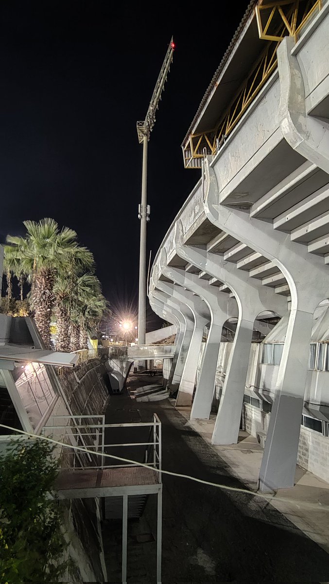 PuckJansen1954's tweet photo. Naast de #aekfc #Larnaca Arena ligt het #GSZ stadion en wanneer er een poort openstaat, dan moet je naar binnen. https://t.co/MPhAe6Ncy9