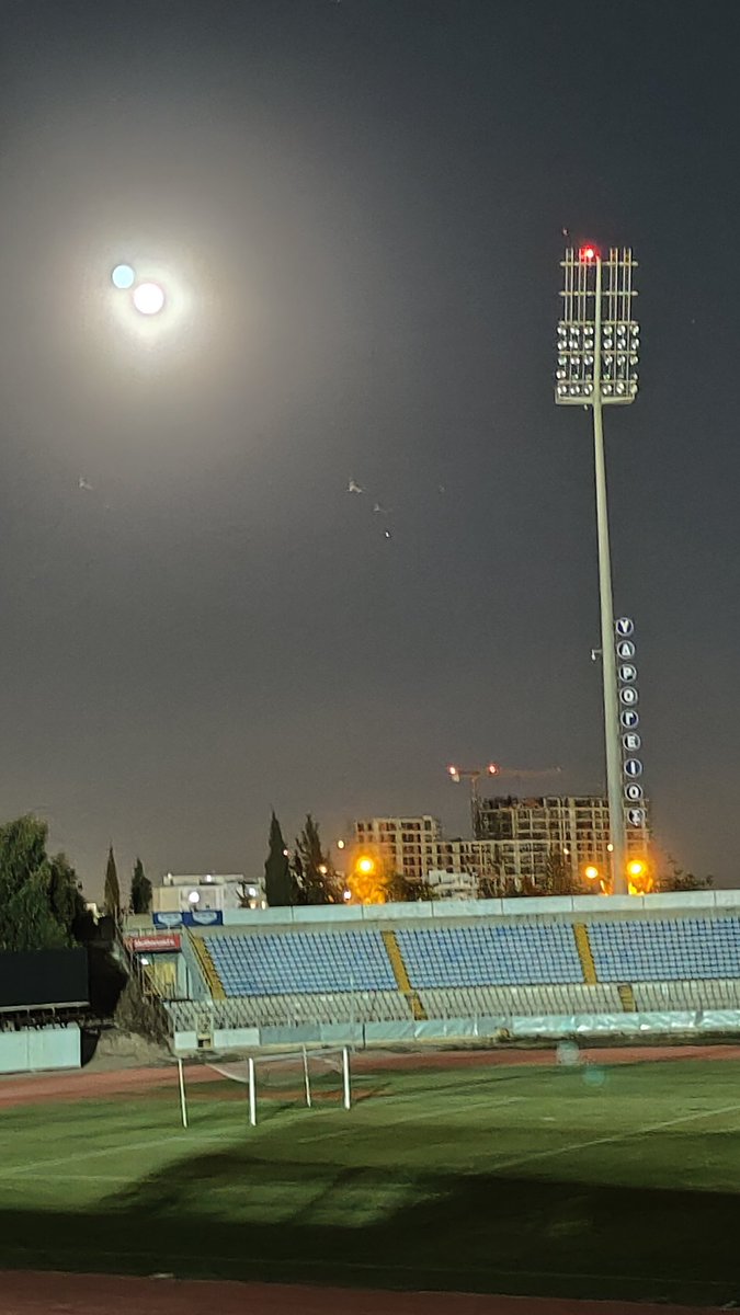 PuckJansen1954's tweet photo. Naast de #aekfc #Larnaca Arena ligt het #GSZ stadion en wanneer er een poort openstaat, dan moet je naar binnen. https://t.co/MPhAe6Ncy9