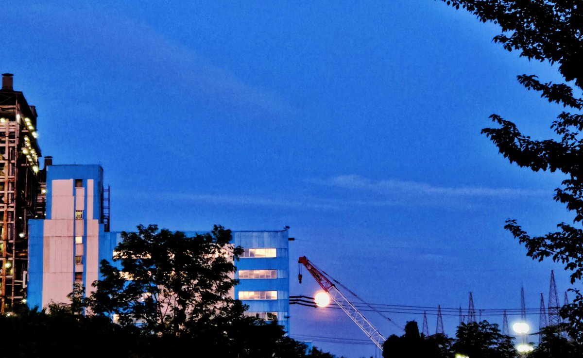 dashansuman7's tweet photo. Moon found to be rolling under the craine...#fullmoon #Trending https://t.co/9C9KJ7sBIo
