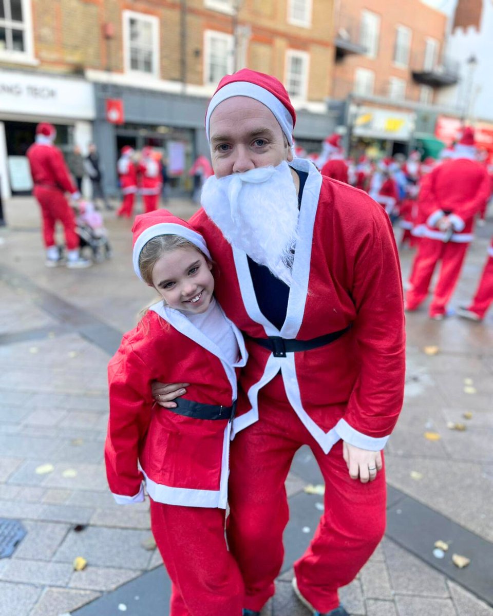 Chris and Emily are getting into the festive spirit - they've taken part in the Staines Upon Thames #SantaRun! 🎅🏃 These Christmas superheroes raised a brilliant £120 for Ovarian Cancer Action, helping us turn the tide on #OvarianCancer! 👏