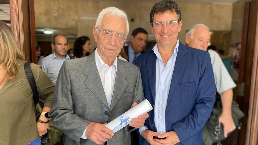 gabiyedlin's tweet photo. En nombre de mi hermano @pyedlin y junto a mi padre tuve el honor de recibir su diploma de Diputado electo de la Nación, elegido por las y los tucumanos en los comicios generales. Pablo está en Ciudad del Vaticano participando del VII Seminario de Etica en Gerenciamiento de Salud https://t.co/vSJ8LvEV52