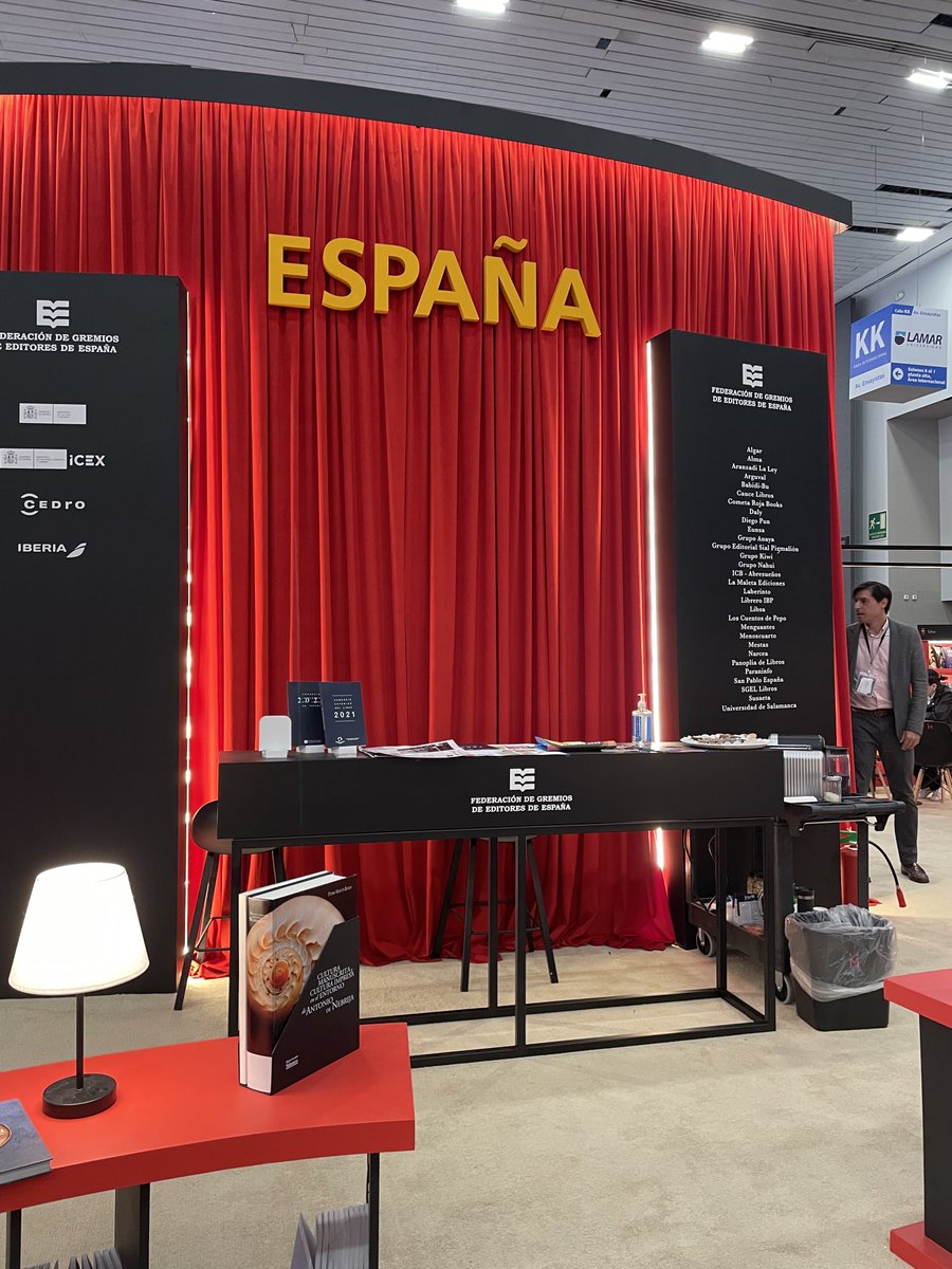 en la #filguadalajara disfrutar de difundir el libro y el pensamiento ⁦<a href="/ErnestoRabad/">Ernesto R. Abad</a>⁩ ⁦<a href="/cuentoslossilos/">Cuentos Los Silos</a>⁩ ⁦<a href="/FILGuadalajara/">FIL Guadalajara</a>⁩