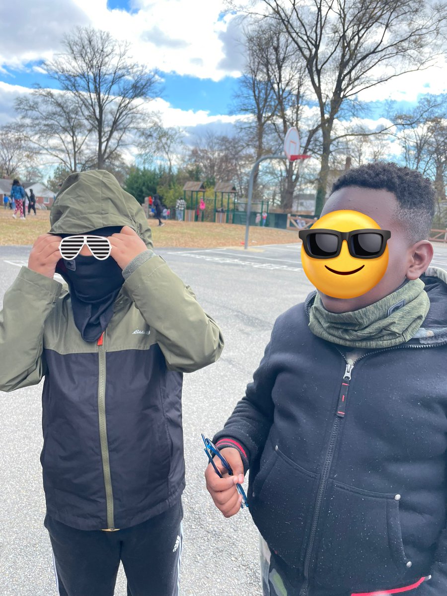 RTCommunitySchl's tweet photo. ¡Gracias @onewarmcoat y @turtlefur por los gorros y las bufandas! We’re staying warm this winter! #projectwarmth https://t.co/L33LQSrLSv