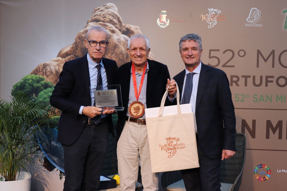 robertoippolito's tweet photo. Ambasciatore del tartufo di San Miniato nel mondo
Proclamato per impegno “elevato interesse civile etico letterario” “da anni alla Mostra tartufo in qualità di scrittore” teso “a portare la cultura tra la gente”, “sempre alla ricerca ostinata della verità”
https://t.co/5KRyROrolN https://t.co/WYS7m9fkdd