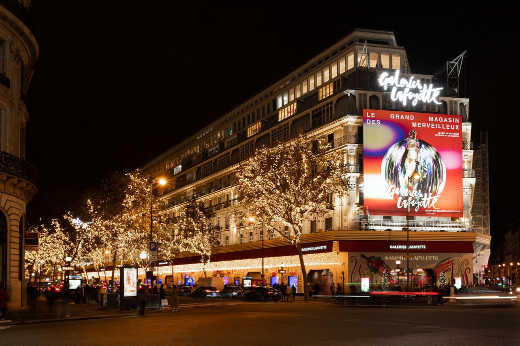 Comme chaque année, le #ComitéHaussmannParis et l'ensemble de ses Membres, parmi lesquels les #GaleriesLafayetteHaussmann, participe au rayonnement de Paris à l’occasion des fêtes de fin d’année. ✨