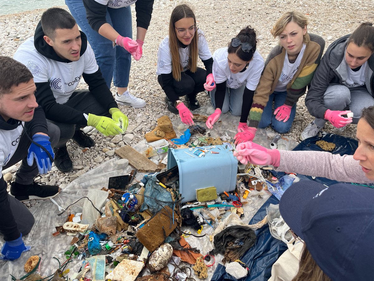 🚮🏖️ Taking action for our oceans! the University of #Zadar led a waste clean-up on #Puntamika beach. The event emphasized the crucial role beaches play as vital ecosystems supporting diverse #marine life. 
#OceanConservation #CalltoEarth 
@CNN