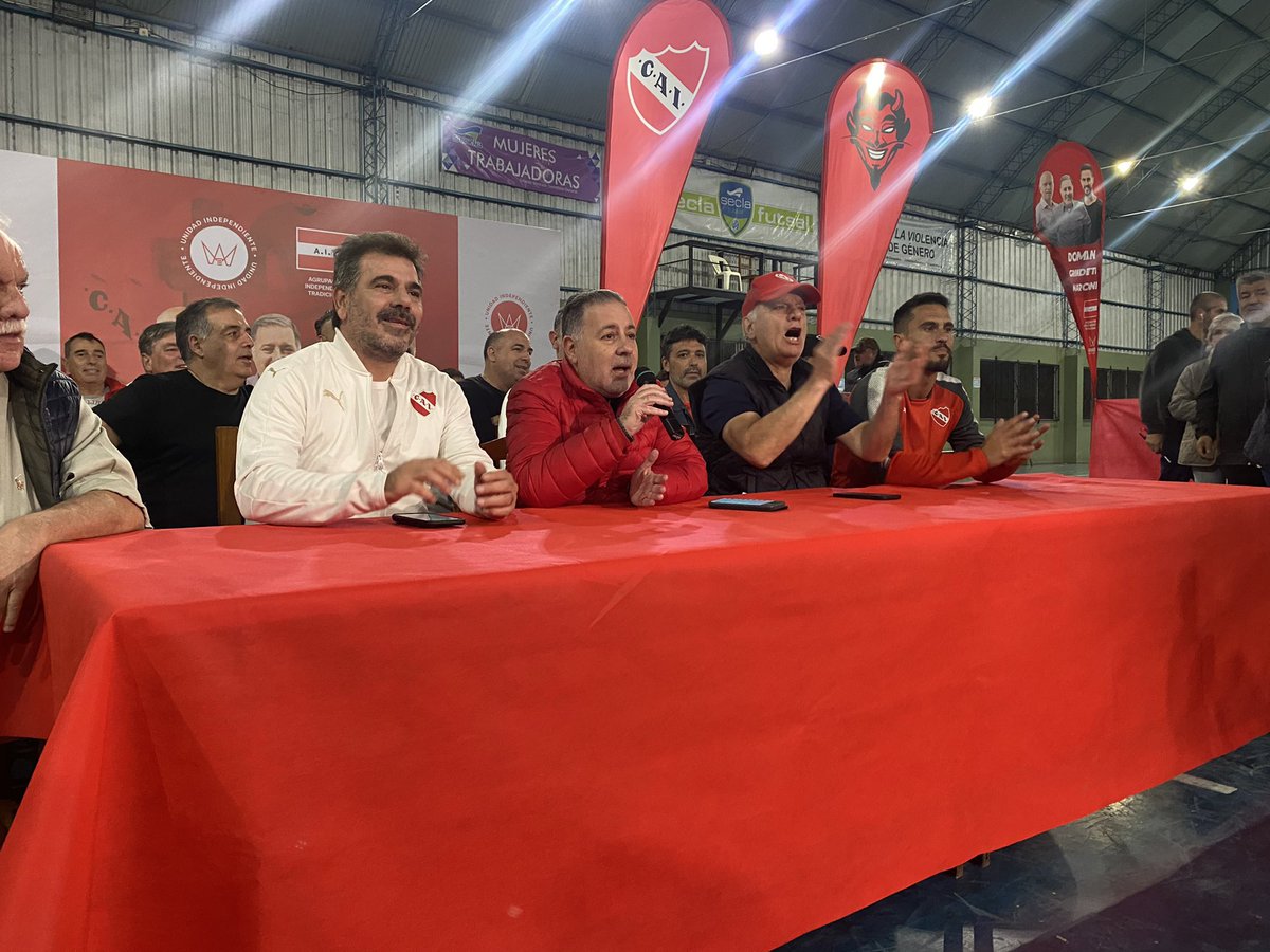 santiagomattano's tweet photo. Este año fue todo del hincha. Rompió record de abonos, juntó más de 3 millones de dólares y rompió récord de socios. Ustedes prometieron un equipo para salir campeón y decían tener la ingeniería para pagarle al America, nada de eso pasó. Se equivocaron con dos DT. Penoso año de https://t.co/u0Ij5SEDpX