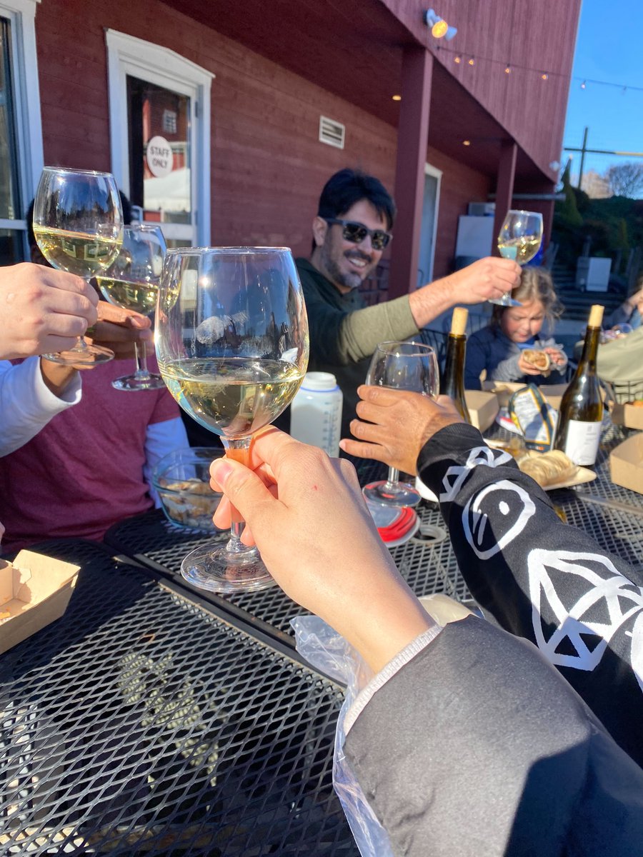 RodriguezLabUMD's tweet image. Group hike at the nearby Sugarloaf Mountain plus a bit of wine tasting nearby to refresh :-) . Let's close out the fall semester in good spirits!