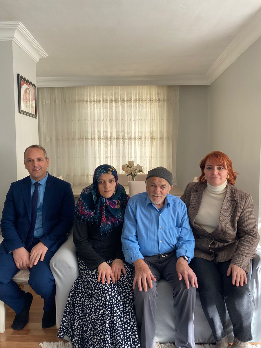 SisliKaymakam's tweet photo. Kaymakamımız Ahmet Gazi Kaya'nın eşi Gökçen Kaya, İlçe Sosyal Hizmet Müdürü Adem Yavuz Kartal ile birlikte, #Şişli'de ikamet eden şehit ailelerimizi ziyaret ederek, devletin her daim şehit ve gazilerimizin kıymetli ailelerinin yanında olduğunu ifade etti. https://t.co/ey0JI9Jsg6