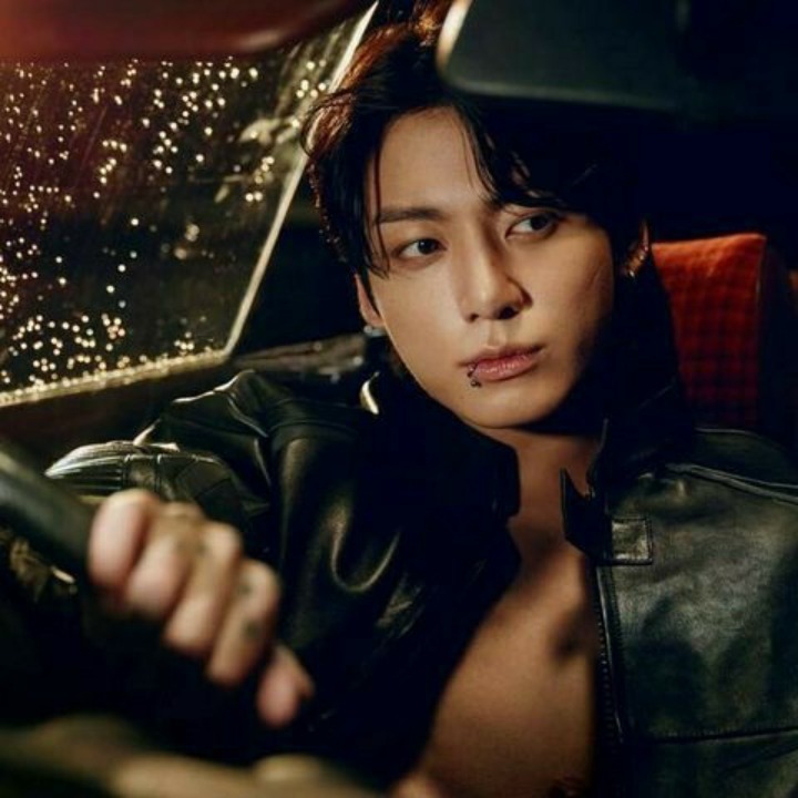 domdaichii's tweet photo. · 𝗡𝘂𝗻𝗰𝗮 𝘃𝗮𝗶 𝘀𝗲 𝗹𝗶𝘃𝗿𝗮𝗿 𝗱𝗲 𝗺𝗶𝗺! ★
“O modelo Park Jimin anda recebendo ameaças, e sua agência decide contratar um segurança particular, mas não imaginavam que o guarda do modelo era quem enviava as mensagens insanas.” https://t.co/ZNsTZNGUQn