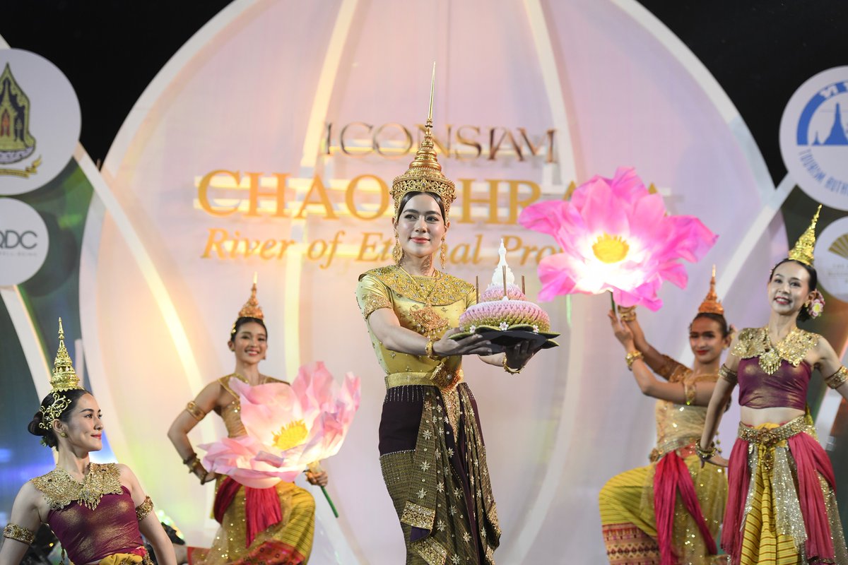MPlay_2021's tweet photo. ยลโฉม คิมเบอร์ลี่ สุดงามสง่า นางนพมาศ 2566 ในงาน “ICONSIAM CHAO PHRAYA RIVER OF ETERNAL PROSPERITY”ลอยกระทงบนโค้งน้ำที่สวยที่สุดของแม่น้ำเจ้าพระยา
📌https://t.co/O13eugMzdP
#Kimberry #คิมเบอร์ลี่ #นางนพมาศ2566 #ลอยกระทง #ICONSIAMLoyKraThong https://t.co/PogxIQAlMT