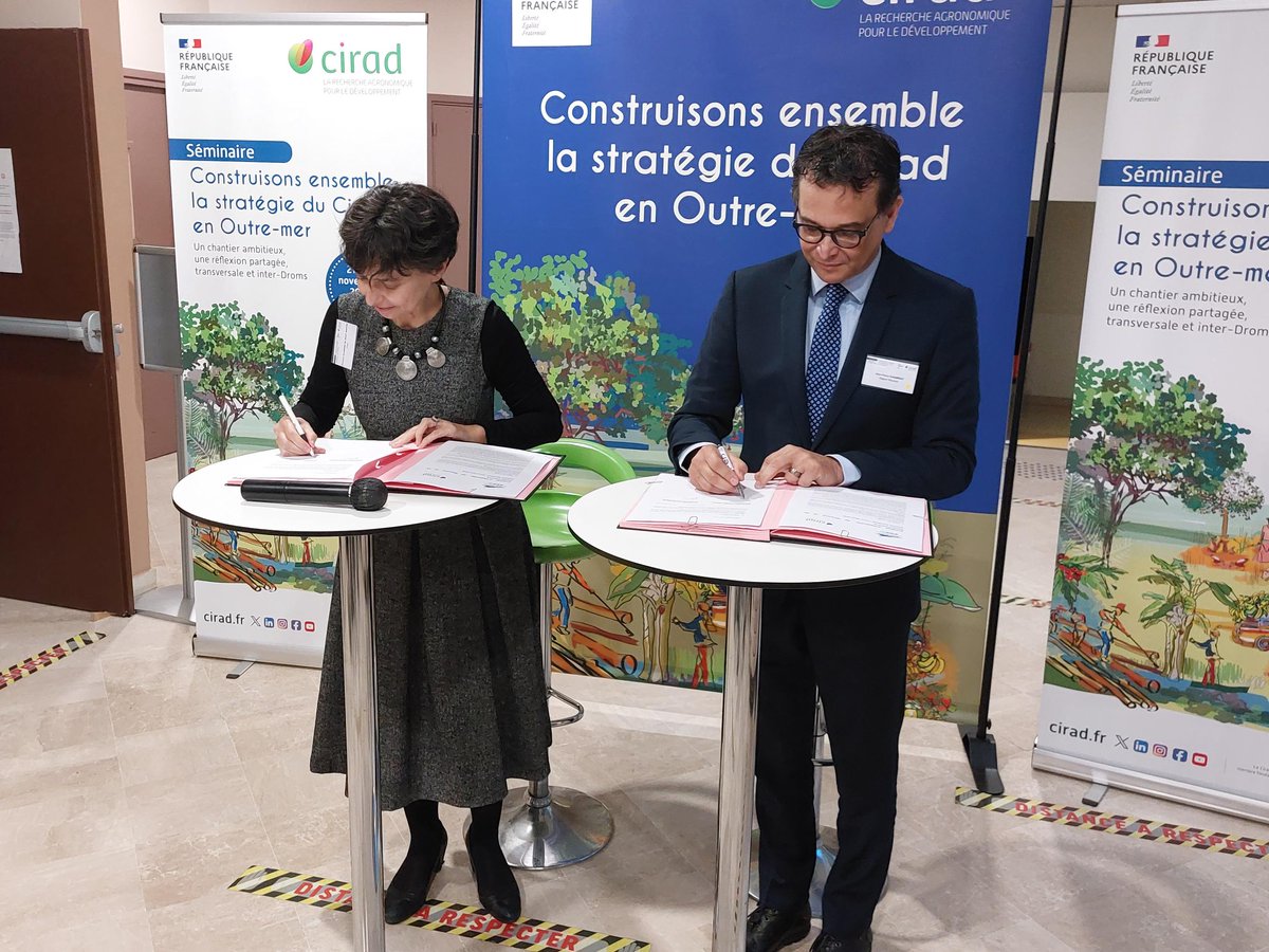 Cirad's tweet photo. C'est une première ! Le #Cirad et la @Region_Reunion  signent un contrat pluri-annuel d'objectifs, de moyens et de performances ✍
🤝Cette signature permettra de faciliter le travail des scientifiques du Cirad à La Réunion en leur donnant de la visibilité à moyen terme. https://t.co/Nu3h5VKoRu