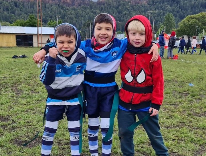 EsquelRugbyClub's tweet photo. Encuentro de Rugby Infantil en El Bolsón. ⛰️

El pasado Sábado 18/11, se llevó a cabo un nuevo Encuentro de Rugby Infantil. Participamos con las categorías M6, M8, M10 y 12. 👏

Estuvieron presentes los clubes amigos de Draig Goch de Gaiman y Chenque de Rada Tily. 🏉 https://t.co/A2Ks7wzcuF
