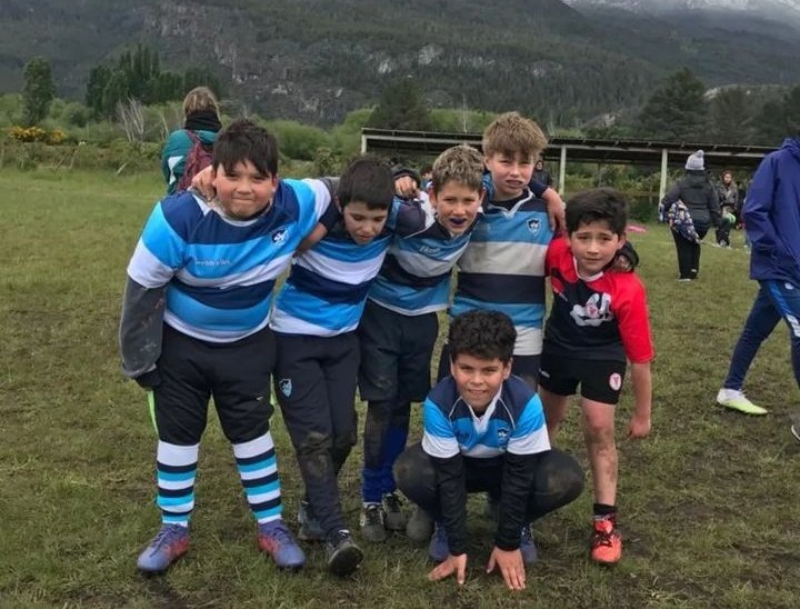 EsquelRugbyClub's tweet photo. Encuentro de Rugby Infantil en El Bolsón. ⛰️

El pasado Sábado 18/11, se llevó a cabo un nuevo Encuentro de Rugby Infantil. Participamos con las categorías M6, M8, M10 y 12. 👏

Estuvieron presentes los clubes amigos de Draig Goch de Gaiman y Chenque de Rada Tily. 🏉 https://t.co/A2Ks7wzcuF