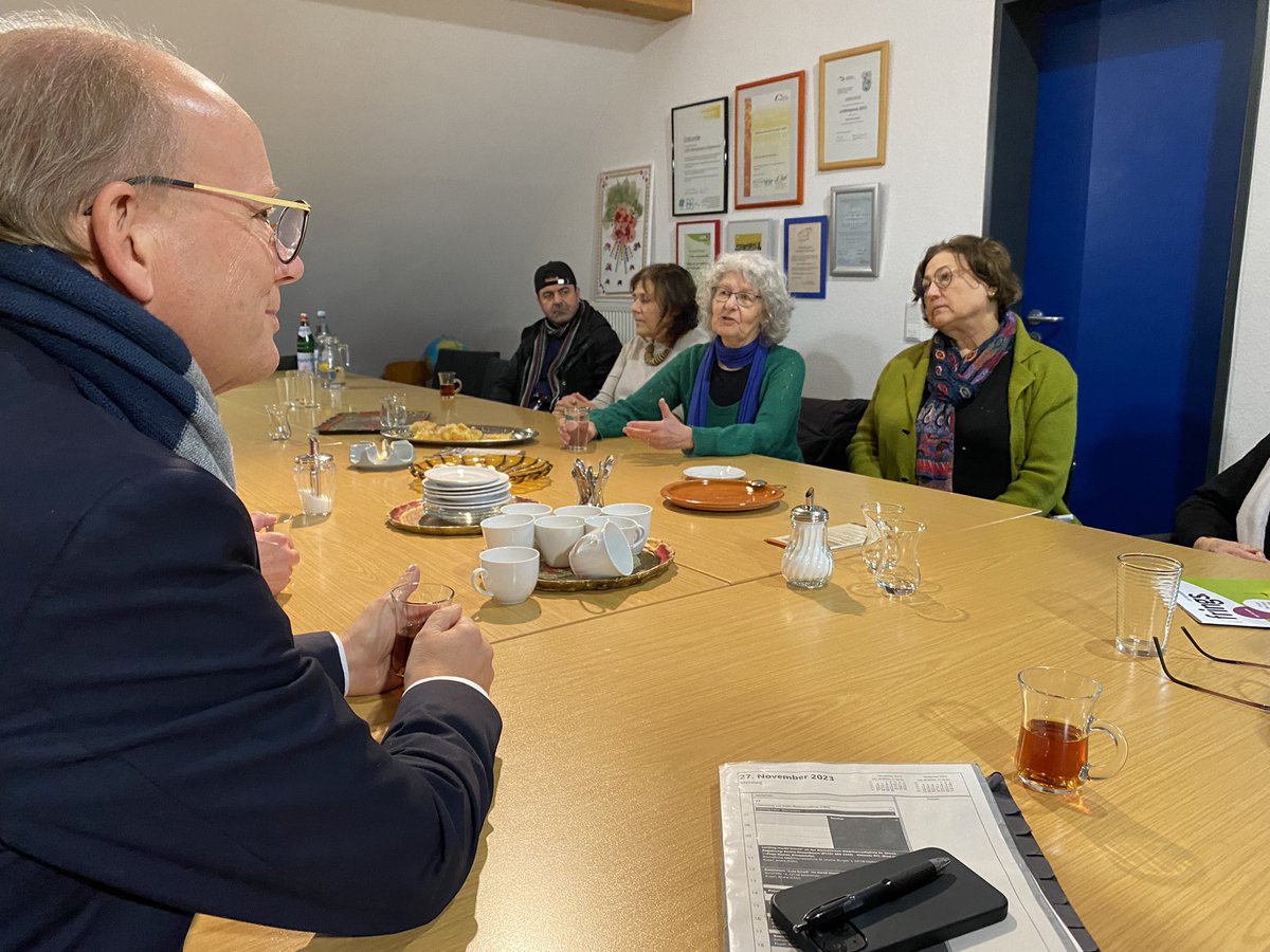 <a href="/Schmeltzer_NRW/">Rainer Schmeltzer</a> <a href="/berivan_aymaz/">Berîvan Aymaz</a> <a href="/Chris_Rasche/">Christof Rasche</a> Seit 30 Jahren gibt es das Café International. Die Ehrenamtlerinnen und Ehrenamtler engagieren sich vor allem für Geflüchtete, unter anderem mit Sprachkursen und besonders mit persönlichem Kontakt.