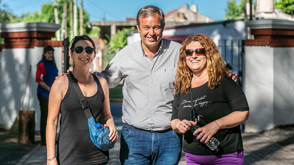 CascallaresPJ's tweet photo. 🌳☀️Durante un emotivo acto realizado en el flamante Parque Saludable Ramón Carrillo entregamos junto a @JuanoFabiani, @VillarongaNacho y @MaximoLanzetta reconocimientos y distinciones a vecinos e instituciones locales por su labor y compromiso con el ambiente.

#BrownCumple https://t.co/jxev4bCj2y