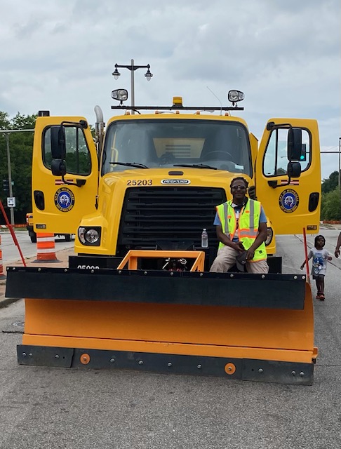 milwaukeedpw's tweet photo. Thank you @MayorMKE for declaring Mon. Nov. 27 Snowplow Driver Appreciation Day in the @cityofmilwaukee. Motorist can show appreciation by remembering to give snowplow drivers plenty of space, as well as showing patience, and giving them time to complete their jobs safely. https://t.co/azLClDy5q0
