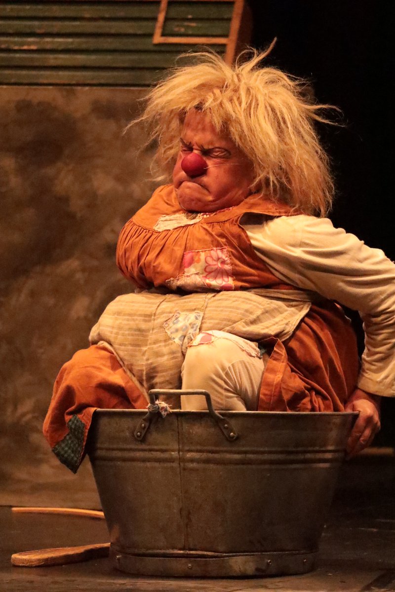 HomoEspacios's tweet photo. ¡La poderosa clown suiza #GardiHutter cerró de manera magistral el 10.° @EncuentroClown_! Disfrutamos cada acto que mostró en “Juana la valiente”, donde desdobla la magia de su costurero para ponerse a jugar. https://t.co/ySjwVSAA9P