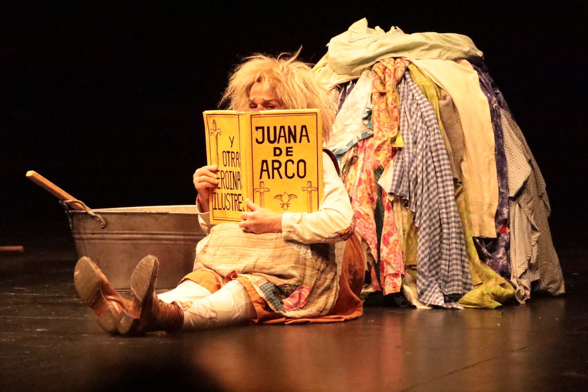 HomoEspacios's tweet photo. ¡La poderosa clown suiza #GardiHutter cerró de manera magistral el 10.° @EncuentroClown_! Disfrutamos cada acto que mostró en “Juana la valiente”, donde desdobla la magia de su costurero para ponerse a jugar. https://t.co/ySjwVSAA9P