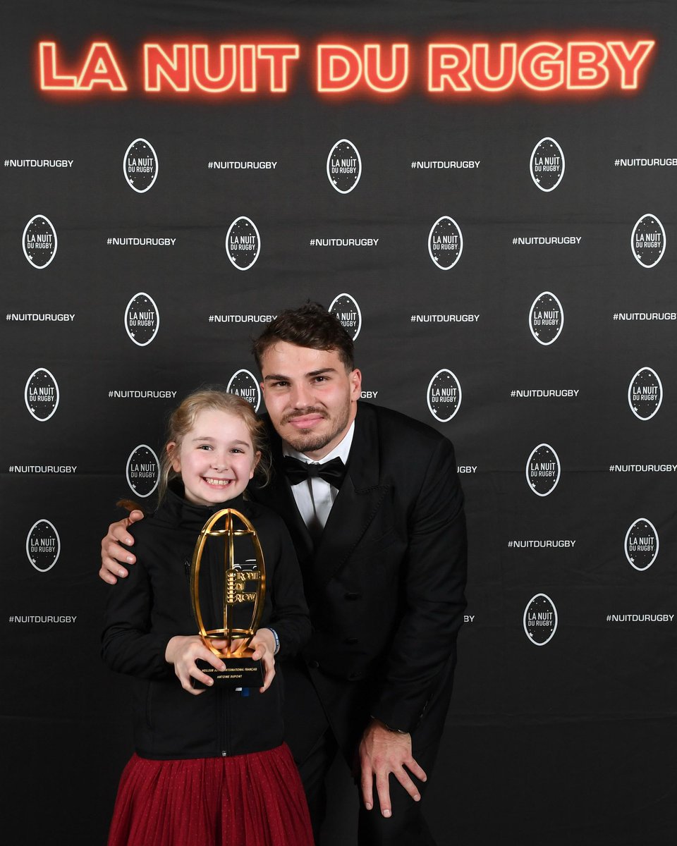 top14rugby's tweet photo. Transportée dans une soirée de rêve. ✨

Il y a tout juste une semaine, Defender a emmené Floriane, jeune passionnée de rugby et @albanmichon, explorateur polaire, sur tous les terrains de la #NuitDuRugby. Plus qu’un passage de témoin, Floriane a été au cœur du jeu, au plus près de ceux qui l’inspirent. 🫶

#TOP14 | #DefenderOfTomorrow I @LandRover