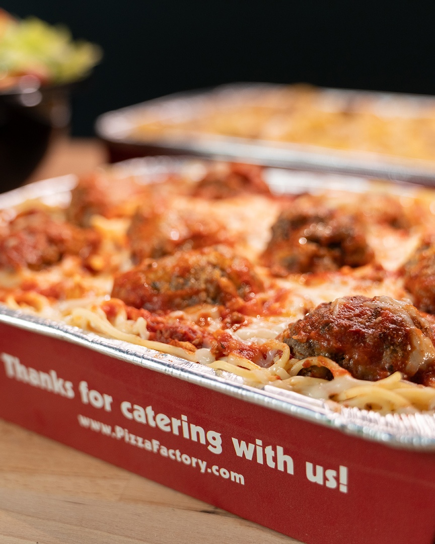PizzaFactoryInc's tweet photo. The holidays are here! Let us help you celebrate in style with Pizza Factory catering. Work parties, family gatherings, neighborhood get togethers...whatever type of crowd you have to feed — we can plan the perfect menu. 😋 #PizzaFactory #WeTossEmTheyreAwesome https://t.co/YROcAe7Caa