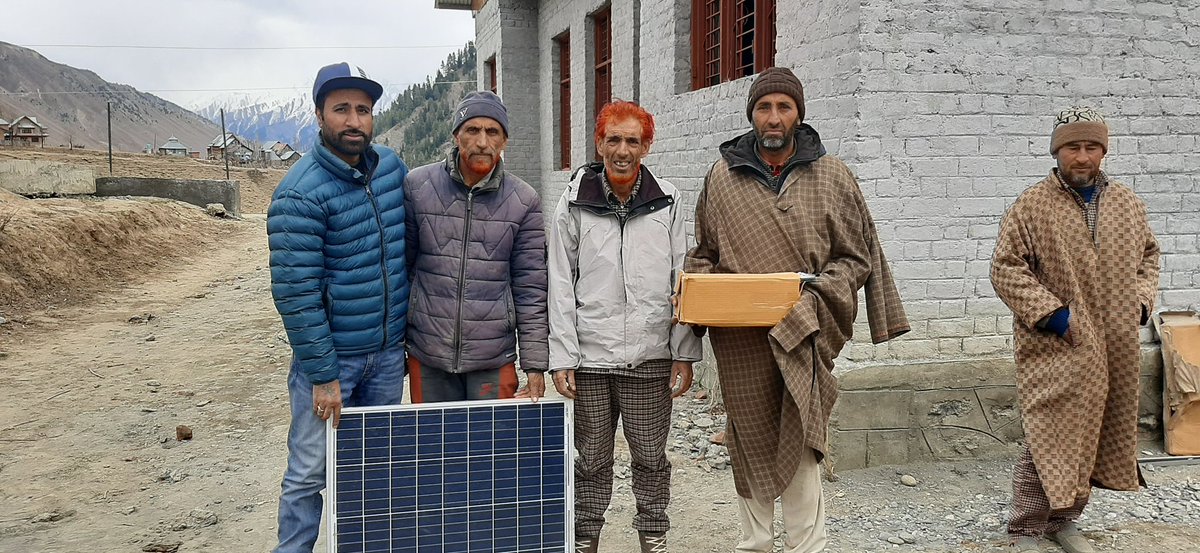 AajazRaja's tweet photo. Distributed solar street lights among the residents of Badugam, saradab, Buglander, jurnail, Bernoi, kilshay and baduab tulail.
@diprjk 
@dicbandipora 
@AddcBandipora https://t.co/NqlGGVaWtH