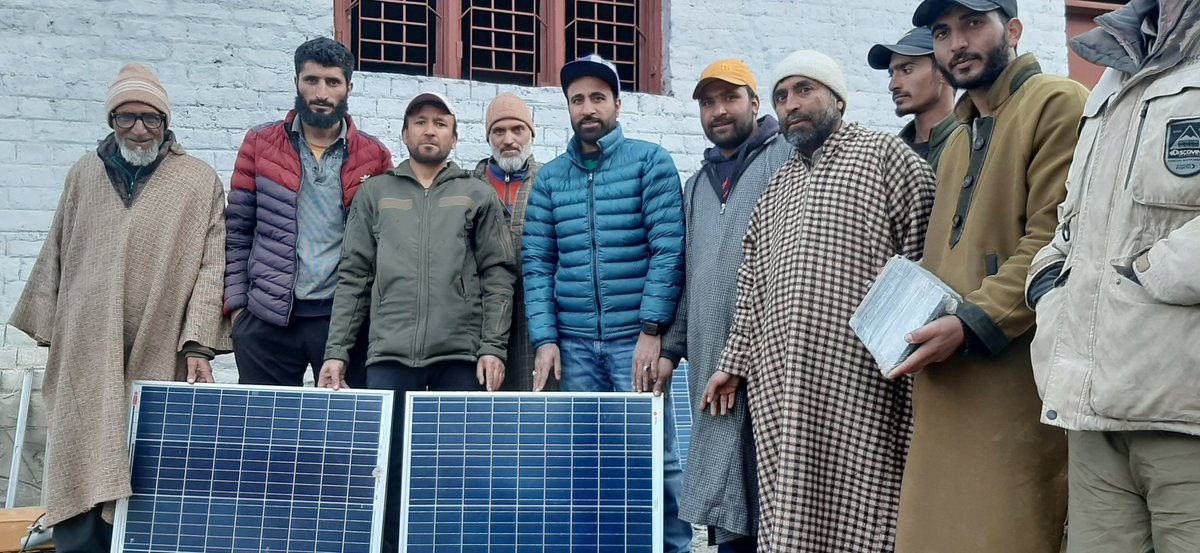 AajazRaja's tweet photo. Distributed solar street lights among the residents of Badugam, saradab, Buglander, jurnail, Bernoi, kilshay and baduab tulail.
@diprjk 
@dicbandipora 
@AddcBandipora https://t.co/NqlGGVaWtH