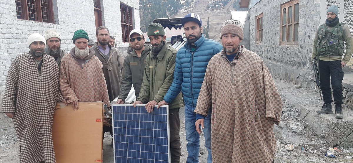 AajazRaja's tweet photo. Distributed solar street lights among the residents of Badugam, saradab, Buglander, jurnail, Bernoi, kilshay and baduab tulail.
@diprjk 
@dicbandipora 
@AddcBandipora https://t.co/NqlGGVaWtH