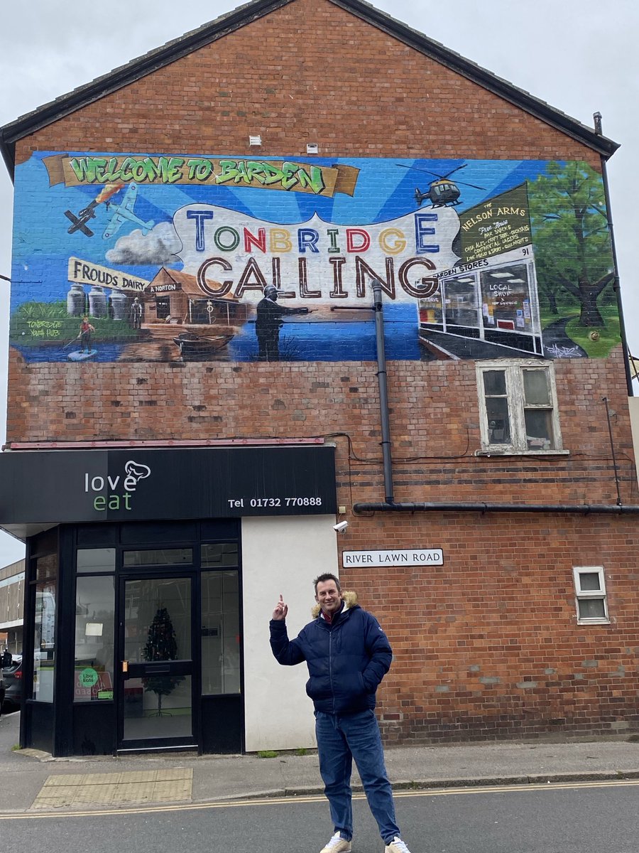 Shade2_UK's tweet image. My mural for Barden in Tonbridge for #tonbridgeyouthhub featuring past and present sights of the area inc #bardenstores and ⁦@the_nelson_arms⁩