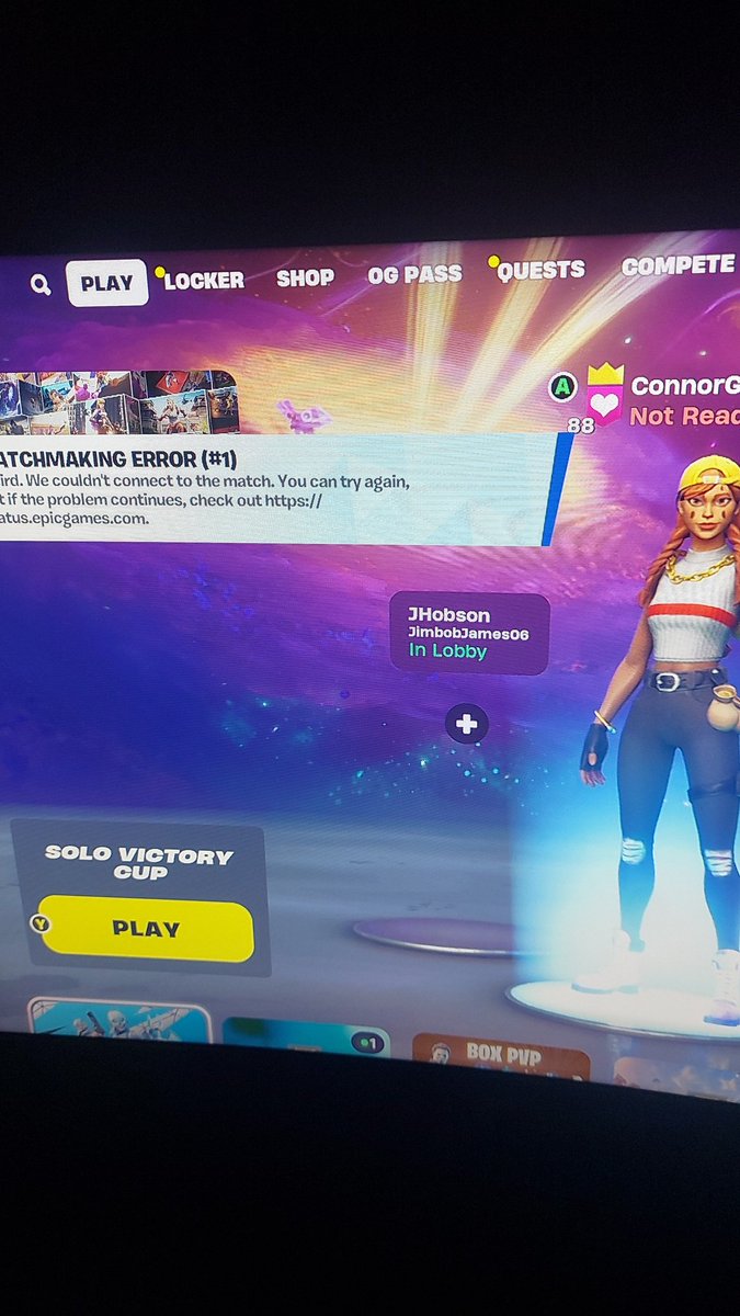 criomaz's tweet photo. Is anyone else's fortnite game doing this on the solo victory cup? https://t.co/4NeE4ZUvgQ
