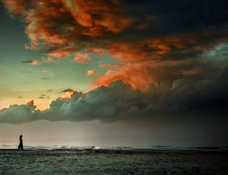 Fırtına geçtikten sonra nasıl atlattığınızı hatırlamayacaksınız, nasıl hayatta kaldığınızı da...
ancak bir şey kesindir; fırtınadan çıktıktan sonra fırtınaya girenle aynı insan olmayacaksınız.

• sahilde kafka | haruki murakami
#fırtına #karadeniz #zonguldak #turkey #BlackSea