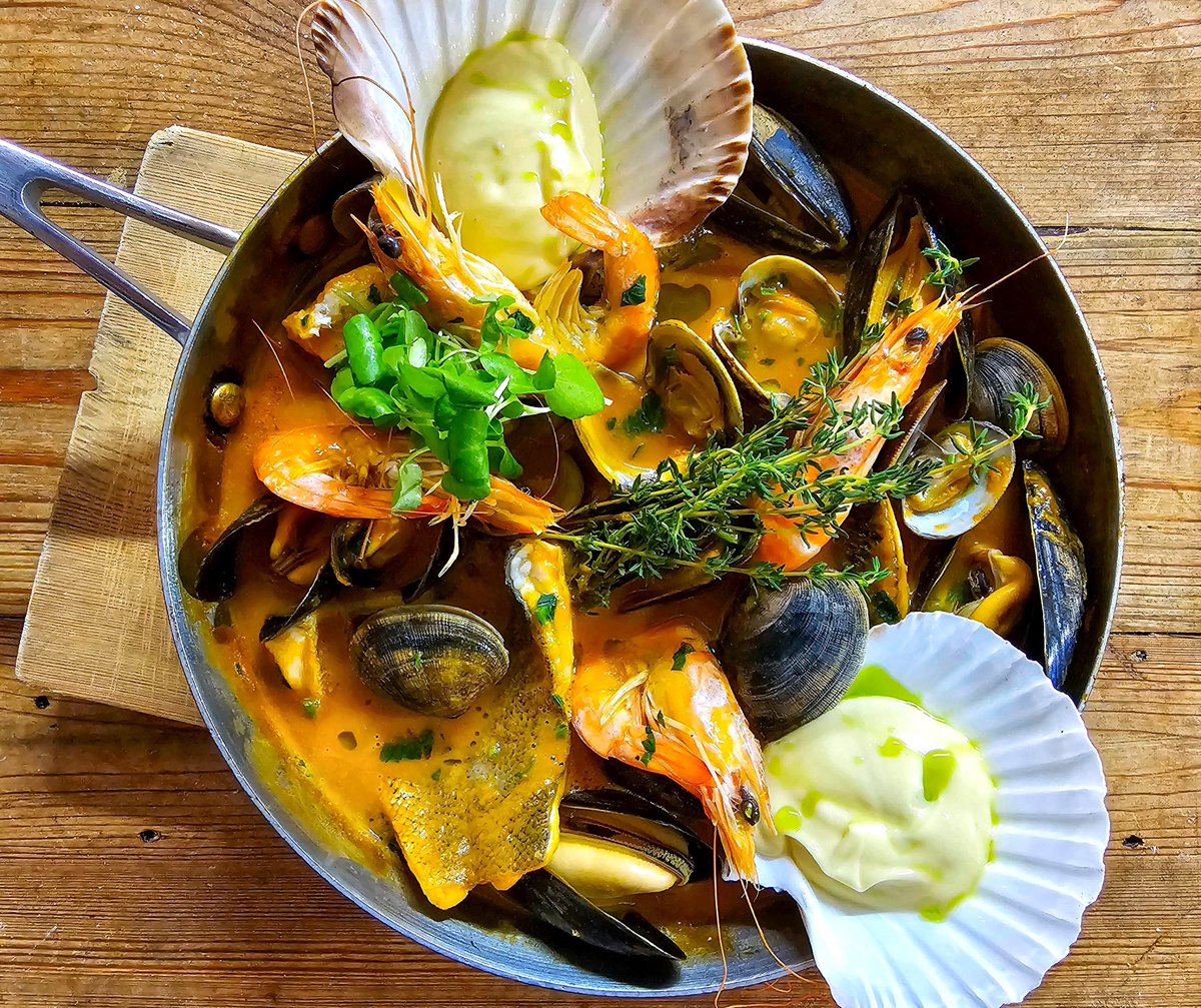 thescallopshell's tweet photo. Our comforting Scallop Shell fish stew for 2, perfect for brightening a cold, wet Monday! 🦐
Served with fresh cut chips, aioli and Lieveto sourdough bread for dunking ✨
#mondaymood #comfortfood #fishstew https://t.co/GbfyhM2mrM