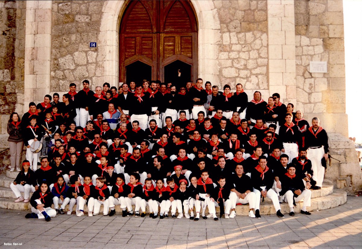 XiquetsSerrallo's tweet photo. 🎂 Avui és un dia molt especial per nosaltres. Fa 35 anys un grup de veïns del Serrallo va fer de la nostra colla, una colla de ple dret, sent la primera originada d'un barri.

#castellers #35anysXS https://t.co/elPxihwHUp
