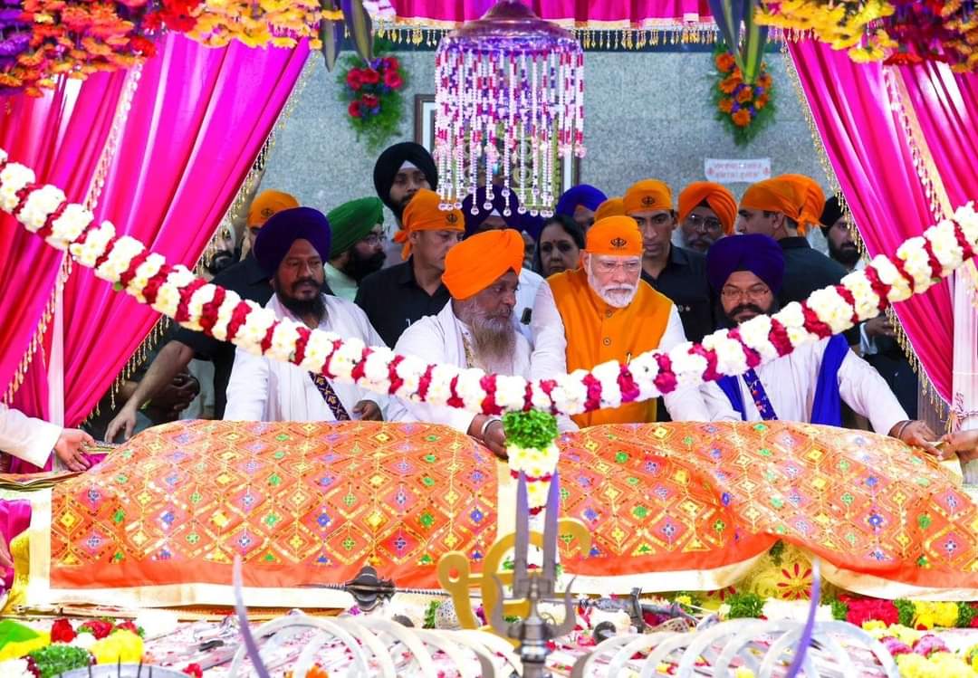 IndiaMarket_App's tweet photo. On the auspicious occasion of Parkash Purab of Sri Guru Nanak Dev Ji, PM Narendra #Modi visited Gurudwara Sahib Ameerpet in #Hyderabad to offer prayers. May the teachings and ideals of Sri Guru Nanak Dev Ji continue to inspire us all.

#GuruNanakJayanti2023
#GuruNanakDev https://t.co/mchIHpXa85