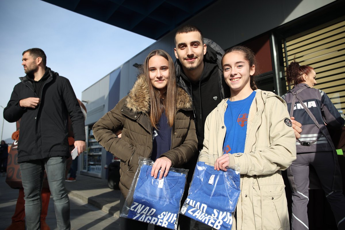 RKZagreb's tweet photo. Naši rukometaši danas su se na Fresh Corneru imali priliku družiti s navijačima, dijeliti navijačke majice i karte za važnu utakmicu Lige prvaka koja slijedi 🥳 

Uz ukusnu Fresh Corner kavu i hot dogove navijamo svi i jedva čekamo pobjedu 🎉

#IznadSvihZagreb #freshcorner https://t.co/hrp49HoniN