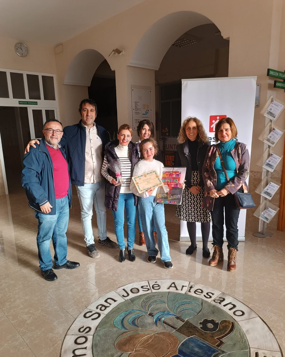 Felicitamos a Carla, que ha recibido el premio de ESO en  el XV certamen de cartel infantil y juvenil organizado por la #SociedadVenidadelaVirgen
#UnSueñoParaTi #Elche