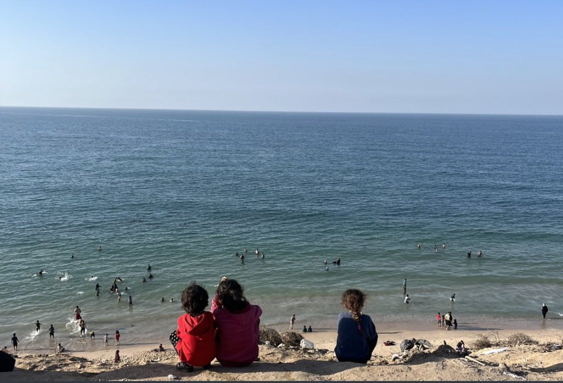 Ezin dut argazki hau ikusteari utzi. Ezin dut imajinatu gazatarrek ordu hauetan sentituko duten lasaitasuna, eta, aldi berean, ezinegona. Badakite su etena amaitu eta sarraskia itzuliko dela. Badakite bizitzaren azken arnasaldiak izan daitezkeela. Makabroa da benetan.