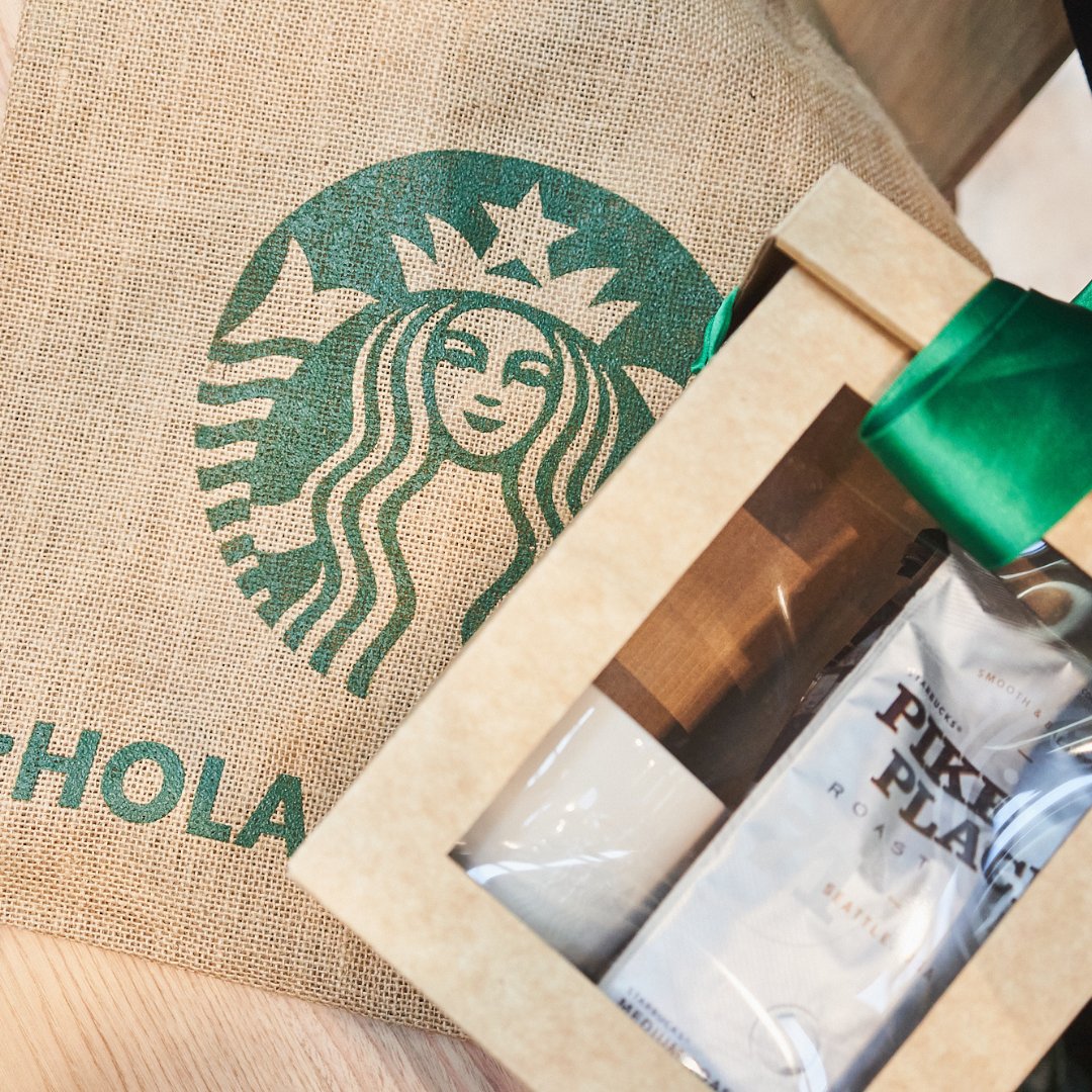 NervionPlaza's tweet photo. ☕SORTEO @starbucks_es ☕
Celebra con nosotros la apertura de Starbucks y gana todos estos premios: 
🛍️Una tote bag 
🥛Una taza exclusiva 
☕Un paquete de café en grano de Starbucks (posibilidad de café molido)

¿Cómo? 🤔 ⤵️ https://t.co/xSXpg9edlr