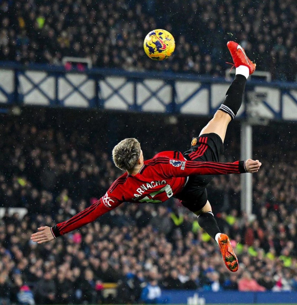 IvanKasanzew's tweet photo. Mi opinión: “Tu camino no es el mío”

Alejandro Garnacho no arruinó su gol con la celebración a lo Cristiano porque fue un golazo que difícilmente será olvidado.

Lo que creo es que a los jugadores de hoy les falta personalidad. 

Cristiano, al igual que Messi, son dos figuras que marcaron una época. Pero esa época les pertenece a ellos y a nadie más.

Es momento que cada futbolista sea identificado por su propio estilo y no por alguien más.

Garnacho tiene 19 años y se le perdona la falta de madurez.

Además, creo que el festejo de Cristiano se ha politizado por lo que los jugadores no deberían copiarlo. Muchos creen que si festejan a lo Cristiano es que lo prefieren por encima de Messi. Eso no es necesariamente cierto.

Si quieren copiar a Cristiano, copien su profesionalismo.