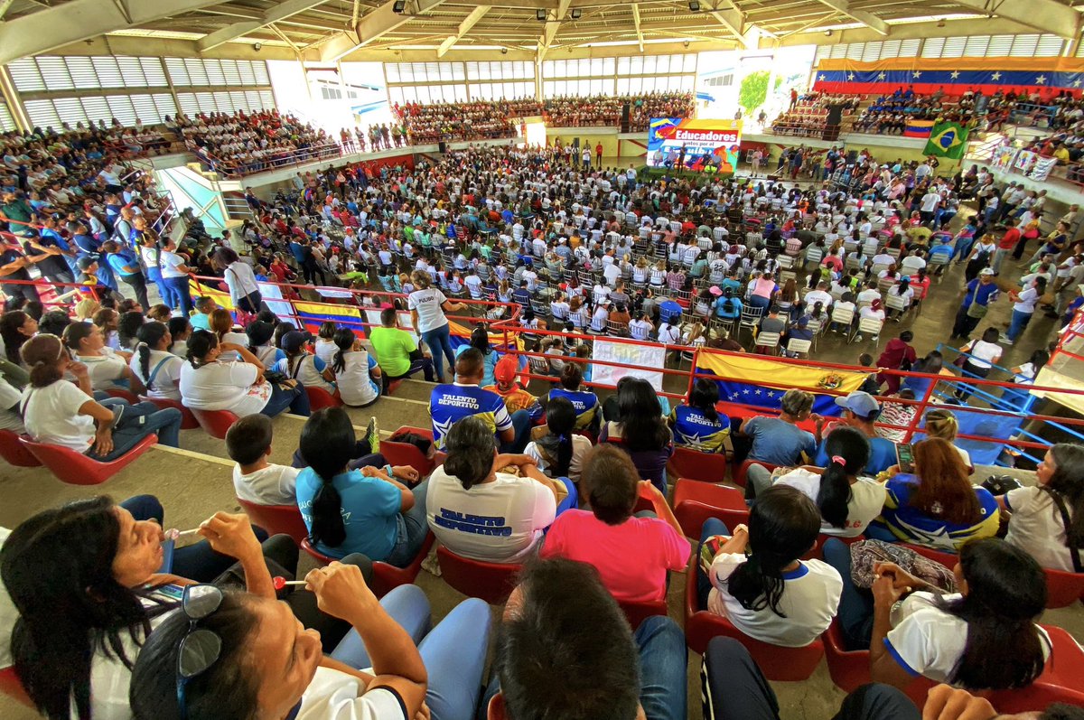 josemvasquez's tweet photo. ¡Educadores juntos por el Esequibo! 🇻🇪

El movimiento de profesionales de la educación en el estado Guárico está comprometido con la defensa del territorio Esequibo. https://t.co/NAVQmWdRNI