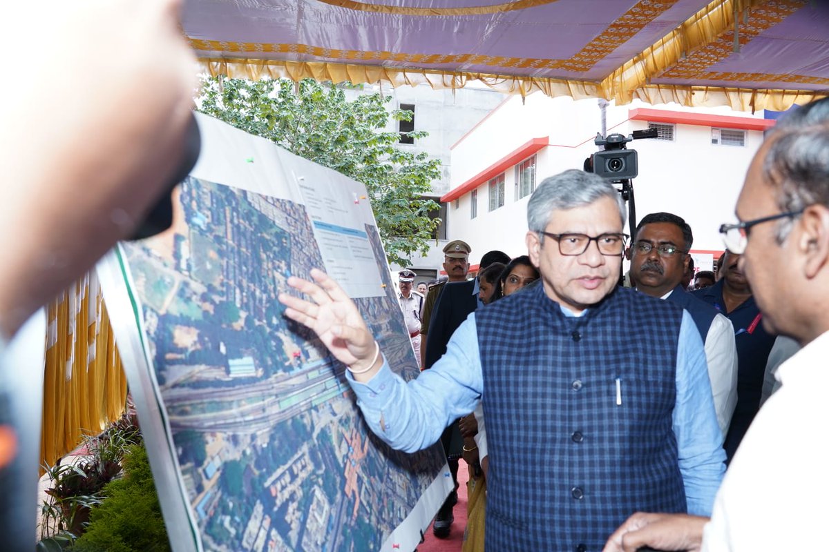 drmsbc's tweet photo. Minister for Railways, Communications, Electronics &amp; Information Technology Shri @AshwiniVaishnaw reviewed the progress on redevelopment of Yesvantpur Railway Station.
@RailMinIndia @SWRRLY https://t.co/hcqCrP3lcE