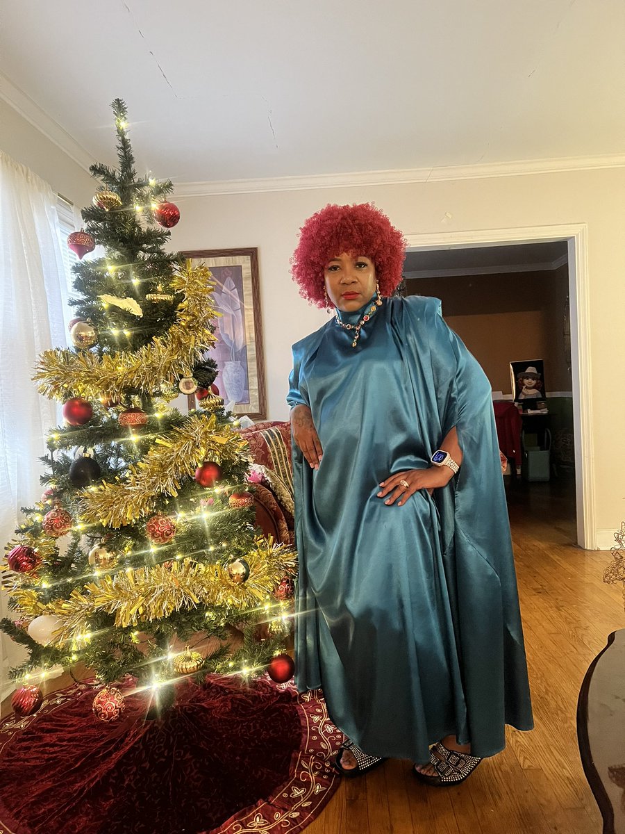 clynnnicholson's tweet photo. Happy Holidays 🎄⛪️✝️

Don’t allow the commercial mainstream of the season to take you into an emotional spiral. Enjoy this season and be grateful for what’s it all about! 
#Jesus #CHRISTmas #notXmas https://t.co/Zeh5igi08o