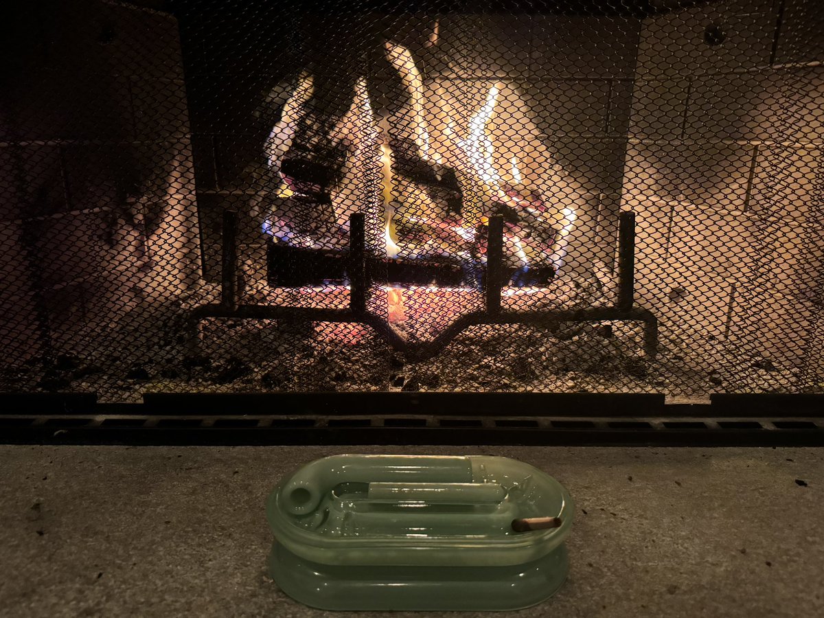 Made some Cozy Content to convince you to buy my new glass smoking set and not slightly discounted stuff you don’t need today. shop.gossamer.co/products/nesti…