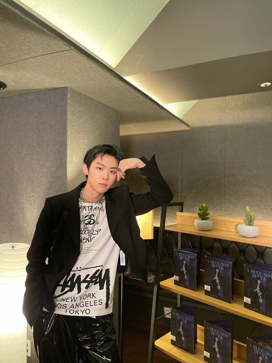i02strawbebi's tweet photo. así como que no me doy cuenta mientras de fondo suena #𝚋a𝕕𓊆ꪆ୧𓊇𝐛o𝑦 que fitea más que nunca con mi outfit de hoy ✉️ y el que diga lo contrario no sabe nada, porque los trapitos negros me los puse con la intención de celebrar la #𝖈o𝚕l𝑎b໒·𓈒𝕟i𝚐h𝐭 y entrar en la vibe ★ https://t.co/2LHPLXXREG